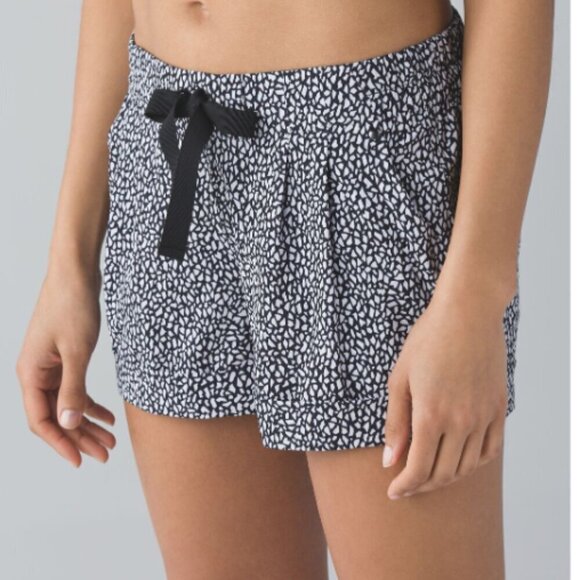 EC Lululemon Spring Break Away Short - Miss Mosaic Black - Size 6 - Picture 1 of 4